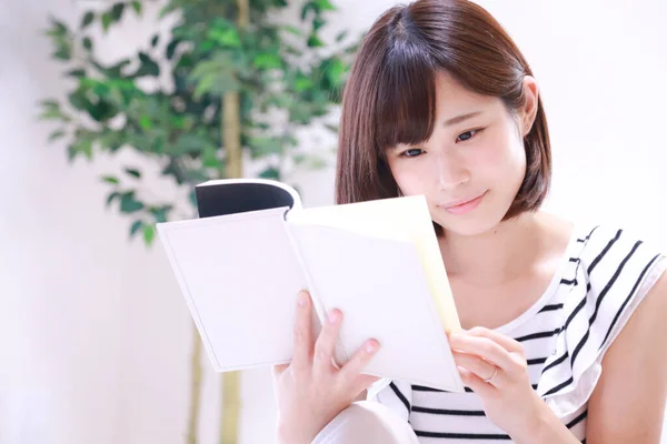 Bella Giovane Donna Asiatica Lettura Libro Casa — Foto Stock