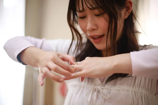 Junge Asiatische Frau Entfernt Einen Ring — Stockfoto