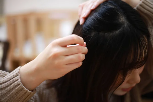 Mladá Asijská Žena Dívá Zrcadla Snaží Najít Šedé Vlasy Hlavě — Stock fotografie