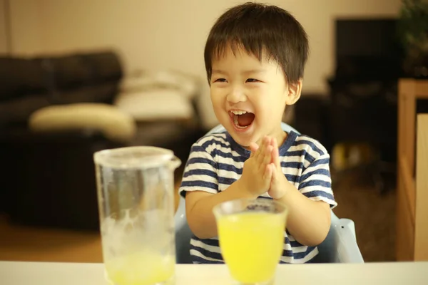 Bonito Asiático Pouco Menino Com Copo Suco — Fotografia de Stock