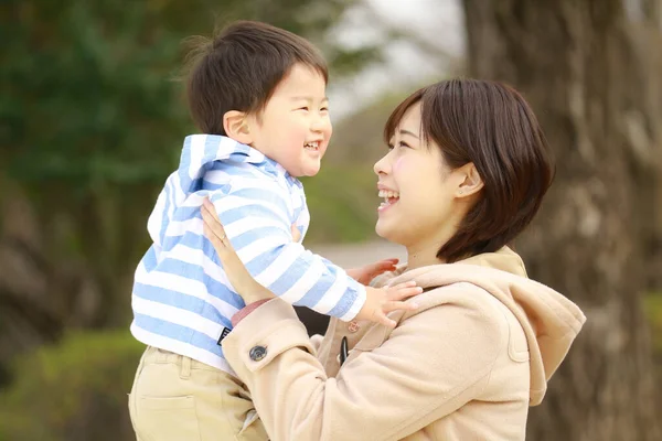 Ung Mor Och Bedårande Glad Liten Son Leker Tillsammans Parken — Stockfoto