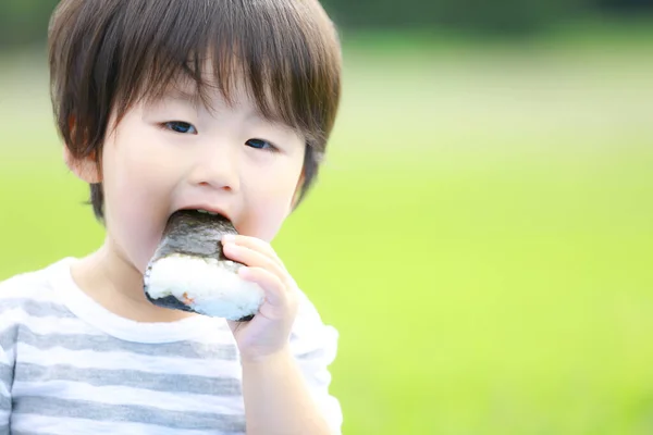 Asiatique Petit Garçon Manger Collation Dans Parc Extérieur — Photo