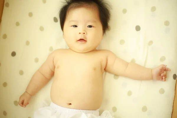 Bebê Bonito Uma Cama Branca — Fotografia de Stock