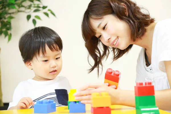 Азиатская Мать Маленький Сын Играют Игрушками Блоки Дома — стоковое фото