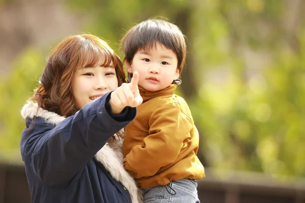 Young Asian Mother Showing Something Her Son Park — Stock Photo, Image