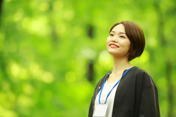 Vacker Asiatisk Kvinna Suddig Bakgrund — Stockfoto