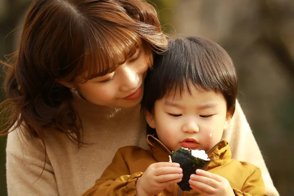 Giovane Madre Asiatica Con Suo Figlio Mangiare Nel Parco — Foto Stock