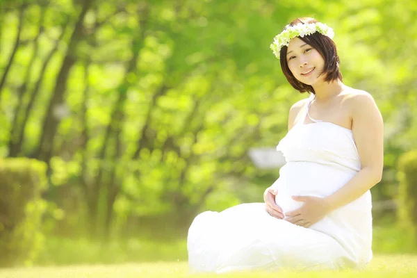 Joven Hermosa Asiático Embarazada Mujer Parque —  Fotos de Stock