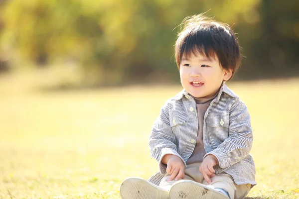 Bonito Asiático Pouco Menino Sentado Parque — Fotografia de Stock