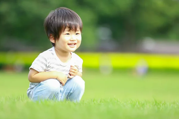 Süße Asiatische Kleine Junge Auf Dem Rasen — Stockfoto