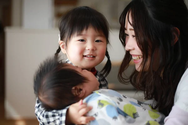 Jovem Mãe Asiática Brincando Com Filha Seu Pequeno Filho — Fotografia de Stock