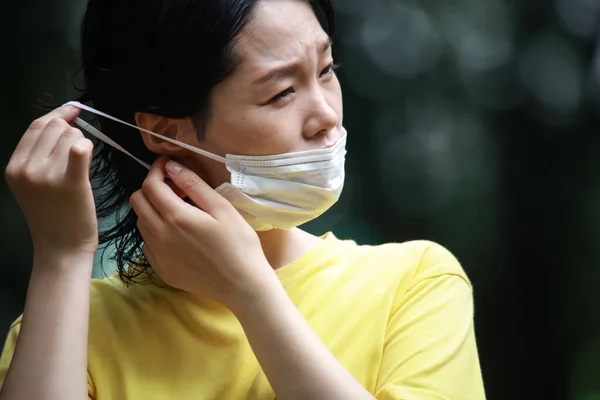 Jovem Mulher Asiática Com Máscara Protetora — Fotografia de Stock