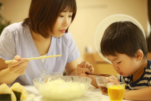 이시아인 어머니와아 집에서 식사를 — 스톡 사진
