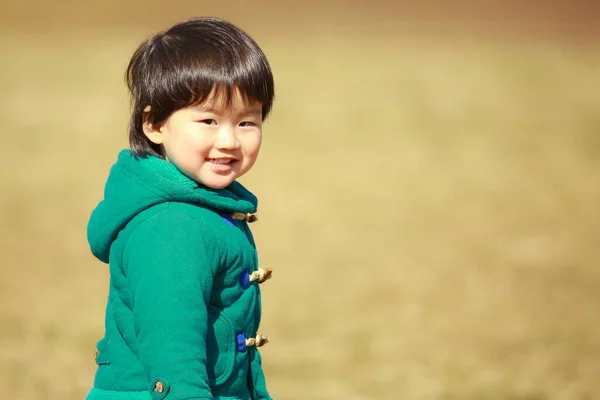 엄마와 귀여운 야외에서 시간을 보내는 — 스톡 사진