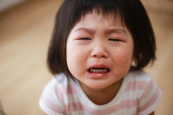 Tatlı Küçük Kız Ağlıyor — Stok fotoğraf