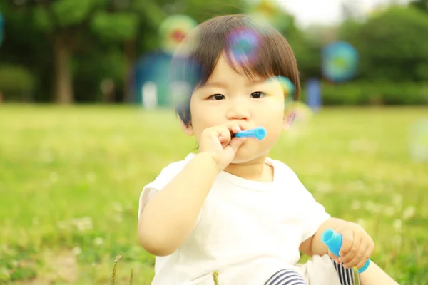 Aziatische Kleine Jongen Blazen Bubbels Het Park Buiten — Stockfoto