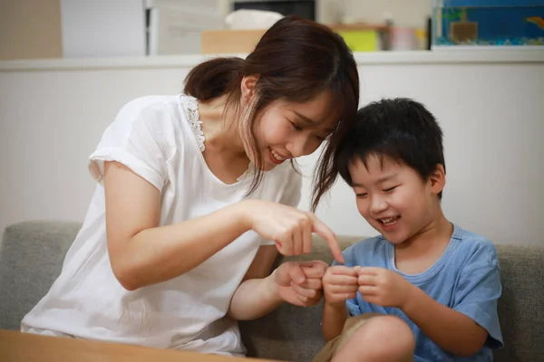 Young Asian Mother Her Son Having Fun — Stock Photo, Image