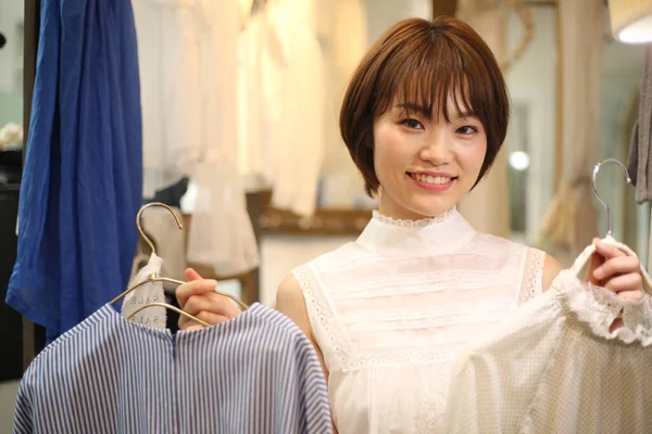 Vacker Ung Asiatisk Kvinna Väljer Kläder — Stockfoto