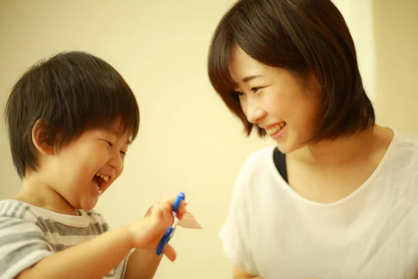 Aziatische Jonge Vrouw Haar Kleine Zoon Het Maken Van Toepassing — Stockfoto