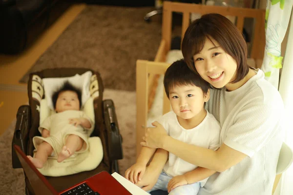 Asiático Jovem Mulher Seu Pequeno Filho Usando Laptop — Fotografia de Stock