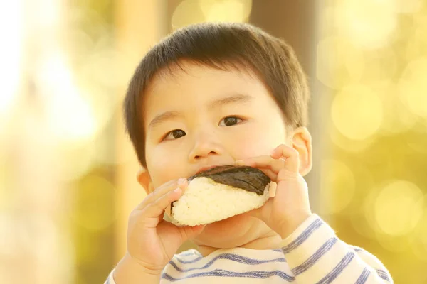 Petit Garçon Manger Beignet Dans Parc — Photo