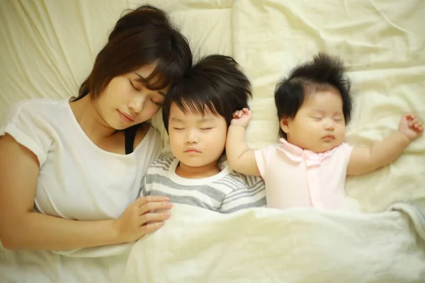 Bonito Mãe Japonesa Dormindo Com Seus Filhos — Fotografia de Stock