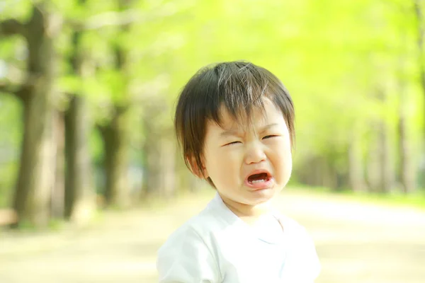 可爱的亚洲小男孩在公园里哭泣 — 图库照片