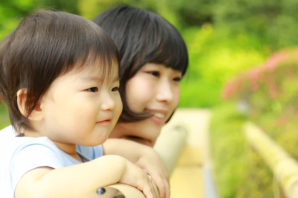 Jovem Mãe Asiática Com Seu Filho Divertindo Parque — Fotografia de Stock