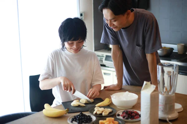 Imagem Casal Fazendo Smoothie — Fotografia de Stock