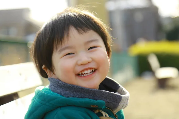 Πορτρέτο Του Χαριτωμένο Μικρό Αγόρι Στο Πάρκο — Φωτογραφία Αρχείου