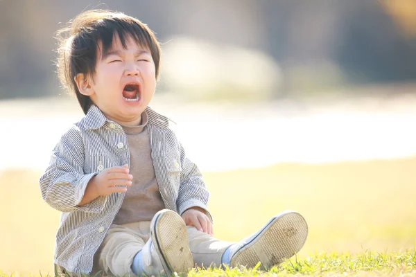 Asiatischer Kleiner Junge Weint Park — Stockfoto