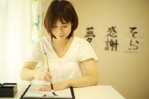 Ung Japansk Kvinna Öva Kalligrafi Med Pensel — Stockfoto