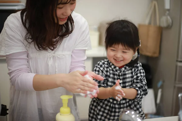 Mutter Bringt Ihrer Tochter Das Händewaschen Bei — Stockfoto