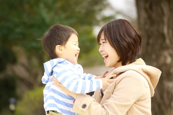 Junge Mutter Und Entzückender Glücklicher Kleiner Sohn Spielen Zusammen Park — Stockfoto