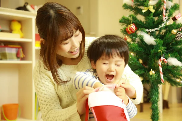 Heureuse Jeune Mère Adorable Petit Enfant Célébrant Noël Ensemble Maison — Photo