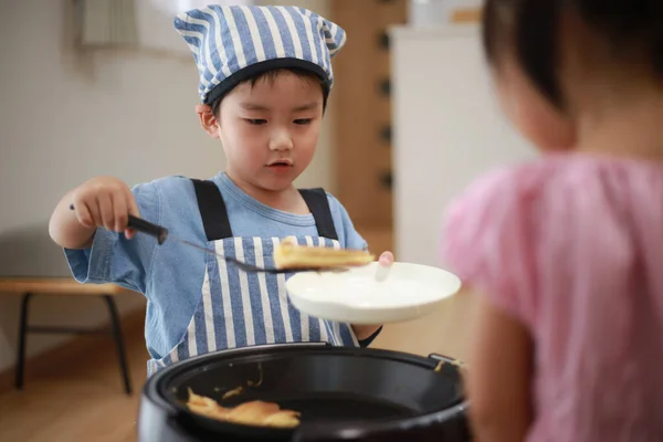 Lindos Niños Cocinando Juntos Cocina — Foto de Stock