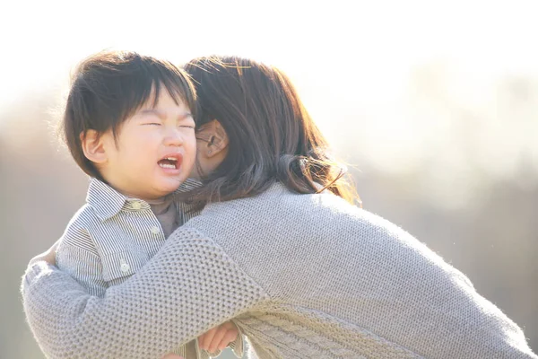 若いですアジアの母親とともに彼女の小さな男の子泣きますでザ公園 — ストック写真