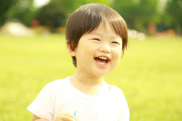 Mignon Asiatique Petit Garçon Avoir Amusant Dans Parc — Photo