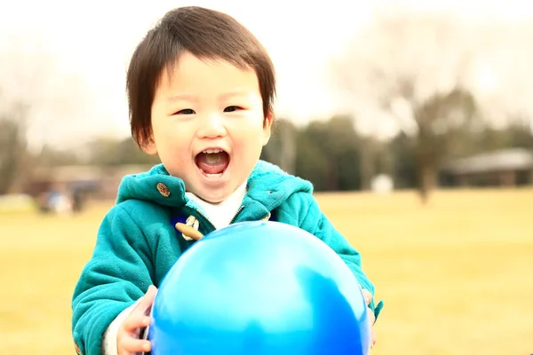 Mignon Asiatique Petit Garçon Avec Ballon Dans Parc — Photo