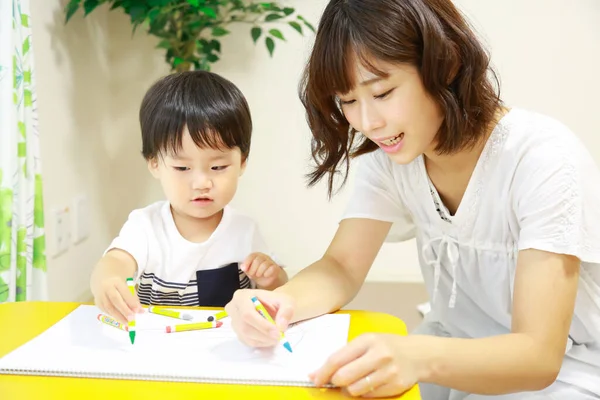 Mutter Und Sohn Zeichnen Mit Buntstiften Auf Weißem Papier — Stockfoto