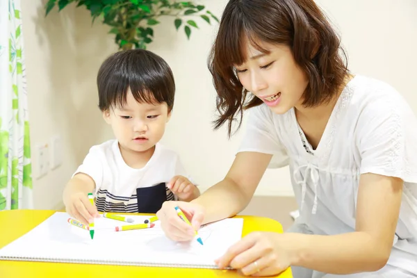 Madre Hijo Dibujo Con Lápices Colores Sobre Papel Blanco —  Fotos de Stock