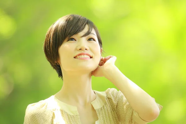 Portret Van Jonge Aziatische Vrouw Kijken Weg Het Park — Stockfoto