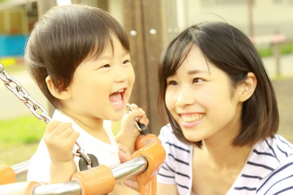 Junge Asiatische Mutter Mit Kind Auf Spielplatz — Stockfoto