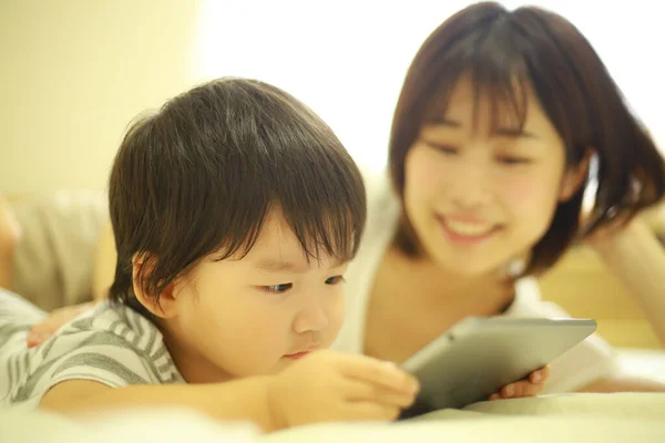 Feliz Madre Hijo Viendo Vídeo Tableta Digital —  Fotos de Stock