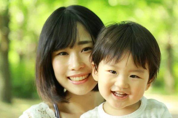Joven Asiática Madre Con Hijo Parque Divertirse —  Fotos de Stock