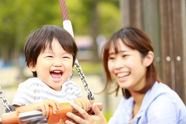 Giovane Madre Asiatica Con Suo Piccolo Figlio Sul Parco Giochi — Foto Stock