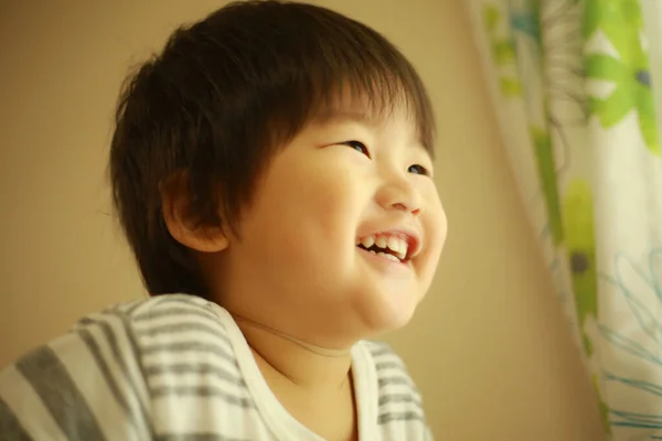 Porträt Eines Niedlichen Kleinen Jungen Der Hause Lacht — Stockfoto