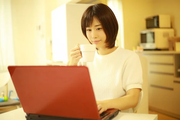 Jovem Mulher Japonesa Usando Laptop Vermelho Enquanto Trabalhava Casa — Fotografia de Stock