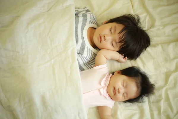 Bonito Irmãozinho Irmã Dormindo Cama Branca — Fotografia de Stock