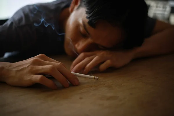 Bild Eines Mannes Der Eine Zigarette Raucht — Stockfoto